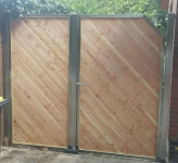 <h5>Gartentor</h5><p>Pfosten aus 60er Vierkantrohr, Tor aus 30er Vierkantrohr, innenliegende Elemente aus Holz.</p>