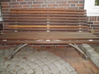 <h5>Bank</h5><p>Edelstahl-Konstruktion, mit Bankirai bestückt.</p>