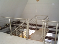 <h5>Treppengeländer</h5><p>Pfosten aus 40er Vierkantrohr, Querstreben aus ø10 Rund und Handlauf aus ø42 Rohr. Komplett geschliffen.</p>