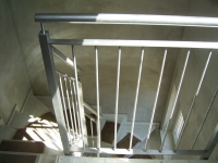 <h5>Treppengeländer</h5><p>Pfosten aus 40er Vierkantrohr, Längsstreben aus ø10 Rund und Handlauf aus ø42 Rohr. Komplett geschliffen.</p>
