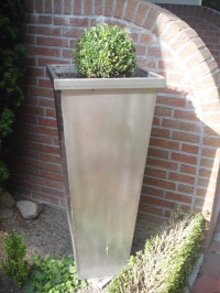 <h5>Blumenkübel</h5><p>Aufwändige Verarbeitung, ca. 1,20m Höhe.</p>