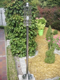 <h5>Gartenleuchte</h5><p>Gefertigt aus Edelstahl und Plexiglas, hochglanzpoliert.</p>