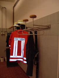 <h5>Feuerwehr-Garderobe</h5><p>Gefertigt aus Edelstahl.</p>